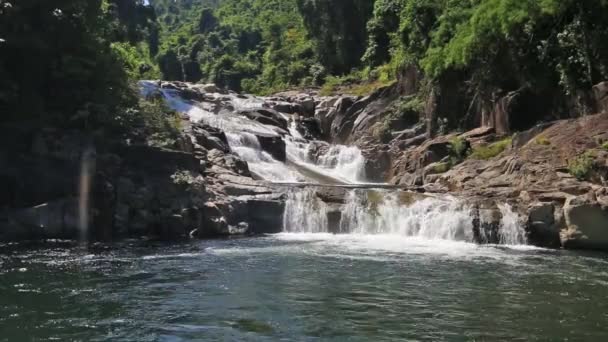 Vista de cerca de la pequeña cascada en la corriente del río a la luz de la luna - Venezuela, América Latina — Vídeo de stock