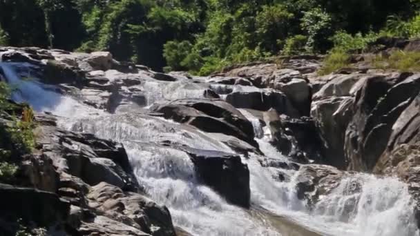 Primo piano vista di piccola cascata sulla corrente del fiume al chiaro di luna esposizione ong - Venezuela, America Latina — Video Stock