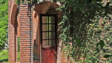 Planlı tuğla duvar ve eski ahşap kapı