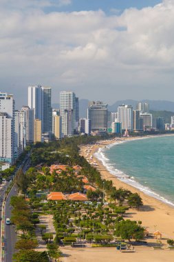 Nha Trang şehri üzerindeki hava manzarası, Vietnam çatıdan alındı, çok geniş bir açıdan.