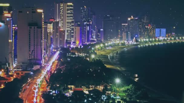 Pemandangan malam yang indah pantai dengan bangunan — Stok Video