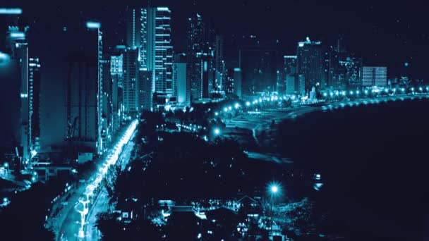 Auto-Geschwindigkeit auf der Straße in der Nacht Stadt. Retro Welle Neon Noir Lichter Farbtonung — Stockvideo