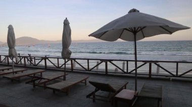 gün batımında tropik sahilde Teras