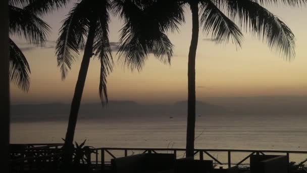 Terraza al atardecer en una playa tropical — Vídeo de stock