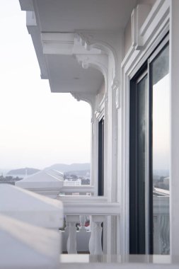 Mavi gökyüzünün altında balkon ve deniz manzarası