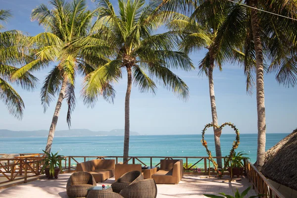 gün batımında tropik sahilde Teras