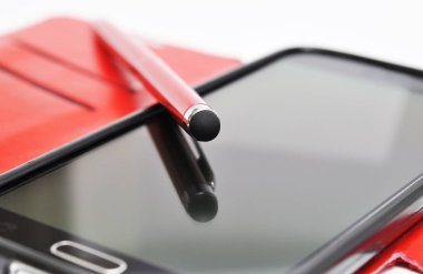 Stilus kalemini bir smartphone cep telefonu ile.