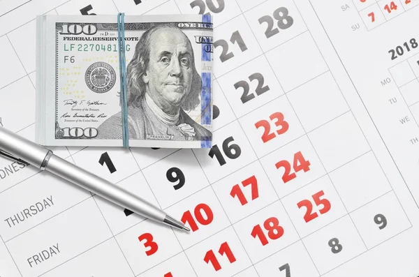 Dollar mit Stift auf dem Kalender 2018. — Stockfoto