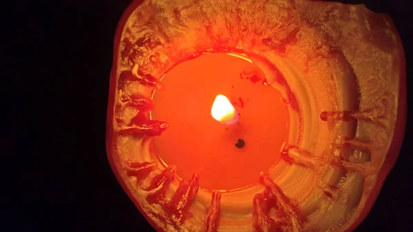 A red candle burns a wick and wax melts — Stock Photo, Image