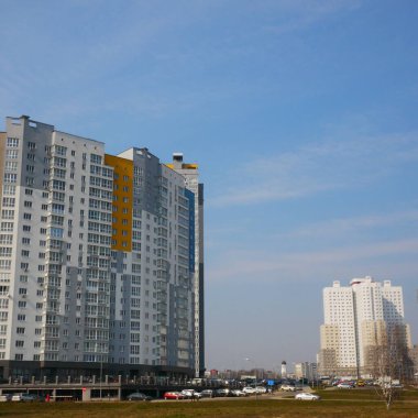 Şehir manzarası yüksek apartman binaları caddesi