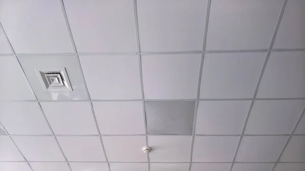 Verlaagd Plafond Witte Vierkante Tegels — Stockfoto