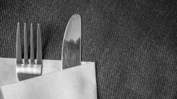餐巾上的餐具叉和刀片 — 图库照片