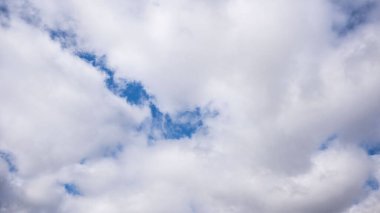 Büyük mavi bir arkaplanda beyaz bulutlar