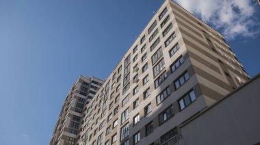 Konut binasının ön cephesi alçak açı.