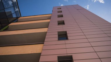 Gökyüzüne karşı bir otoparkın renkli cephesinin parçası..