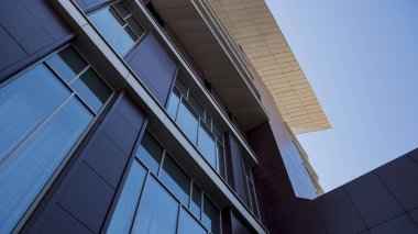 Bir yerleşim yeri parçasının ön cephesi gökyüzüne karşı alçak açı görünümü.