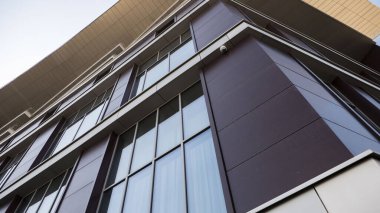 Bir yerleşim yeri parçasının ön cephesi gökyüzüne karşı alçak açı görünümü.