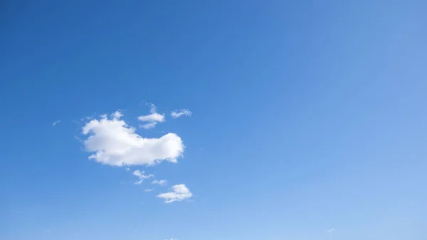 Klarer Blauer Himmel Mit Weißen Wolken Einem Klaren Tag — Stockfoto