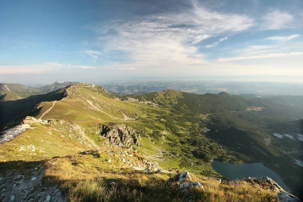 Karpatiska berg vid soluppgången — Stockfoto