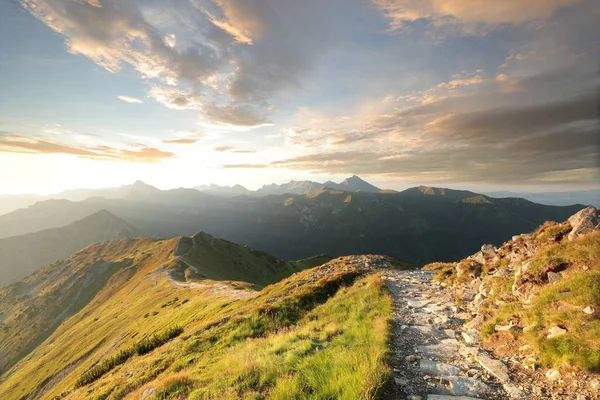 Şafak vakti Karpat Dağları