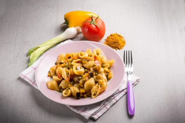 Nudeln mit Erbsen Tomaten Paprika und Curry — Stockfoto