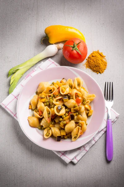 Pasta con piselli pomodori peperone e curry — Foto Stock