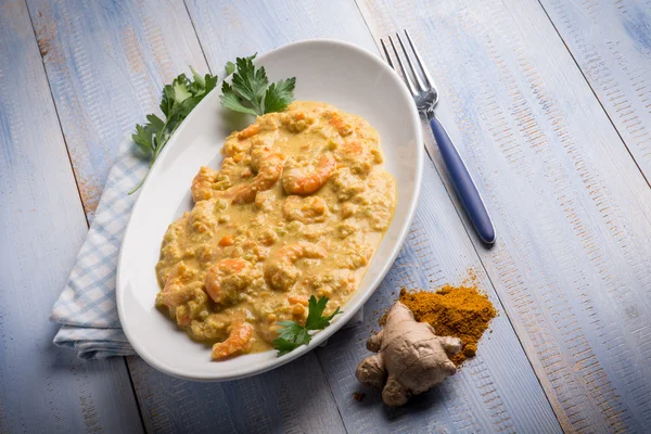 Camarones con jengibre al curry y salsa de coco — Foto de Stock