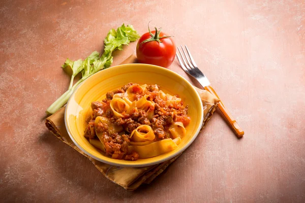 Macarrão com ragu de salsicha — Fotografia de Stock