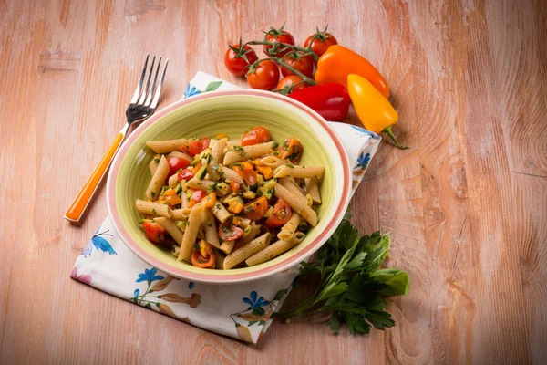 Pasta with fresh tomatoes and capsicum — Stock Photo, Image