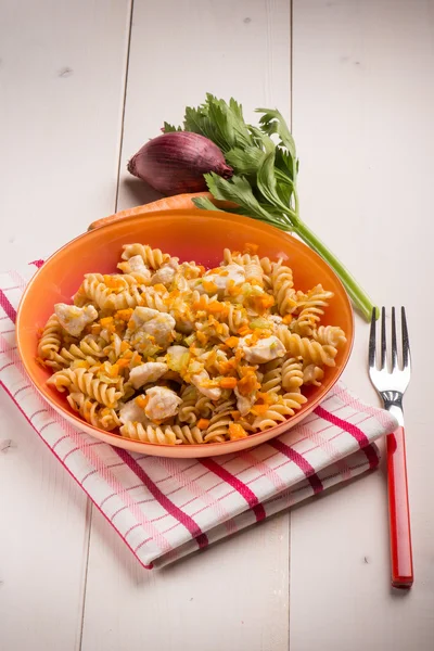 Macarrão com frango e cenoura — Fotografia de Stock