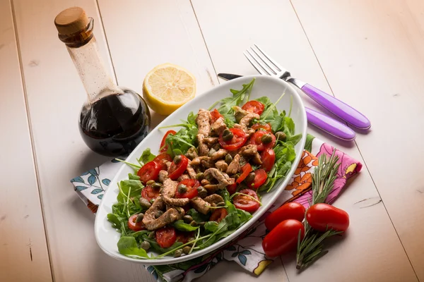 Chicken salad with arugula ,tomatoes and balsamic vinegar — Stock Photo, Image