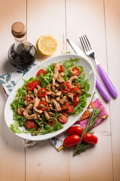 Chicken salad with arugula ,tomatoes and balsamic vinegar — Stock Photo, Image