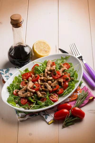 Chicken salad with arugula ,tomatoes and balsamic vinegar — Stock Photo, Image