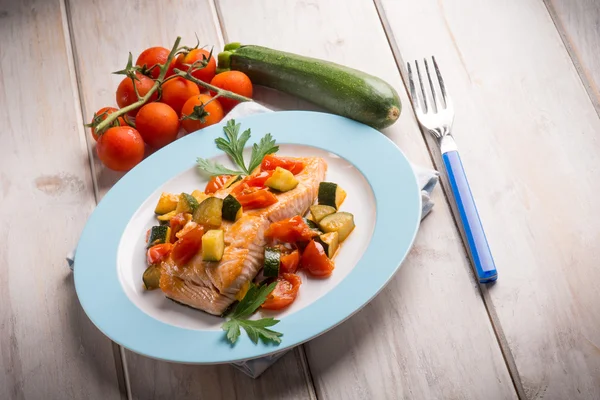 Salmon with fresh tomatoes and zucchinis — Stock Photo, Image