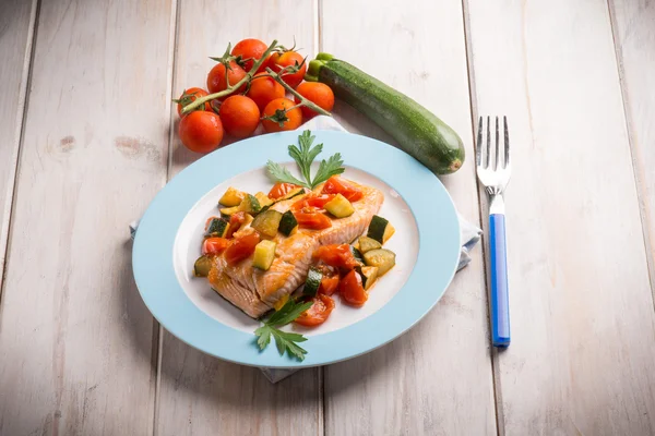 Zalm met verse tomaten en courgettes — Stockfoto