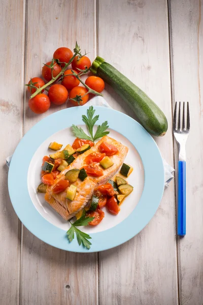 Lax med färska tomater och zucchini — Stockfoto