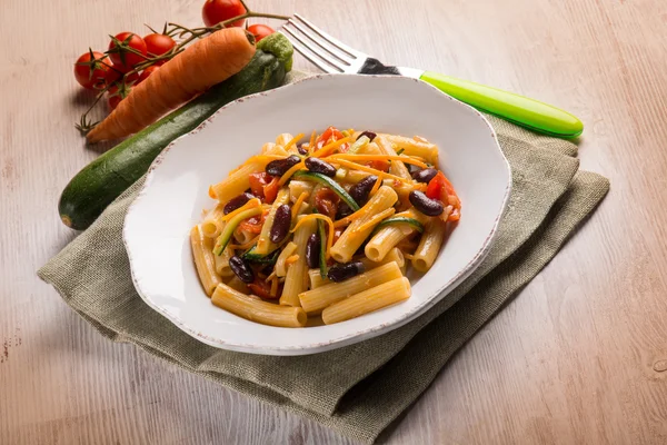 Pasta med bönor morot zucchini och färska tomater — Stockfoto