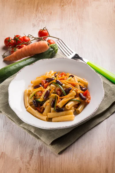 Nudeln mit Bohnen-Karotten-Zucchinis und frischen Tomaten — Stockfoto