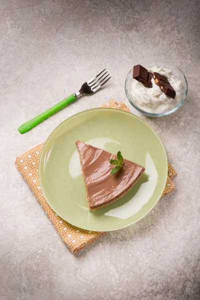 Pastel con salsa de chocolate y crema — Foto de Stock