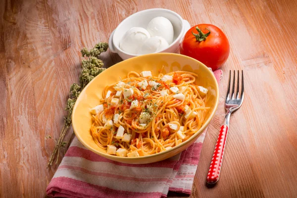 Spaghetti met buffalo mozzarella tomaat en oregano — Stockfoto