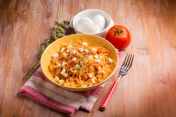 Spaghetti with buffalo mozzarella tomato and oregano — Stock Photo, Image