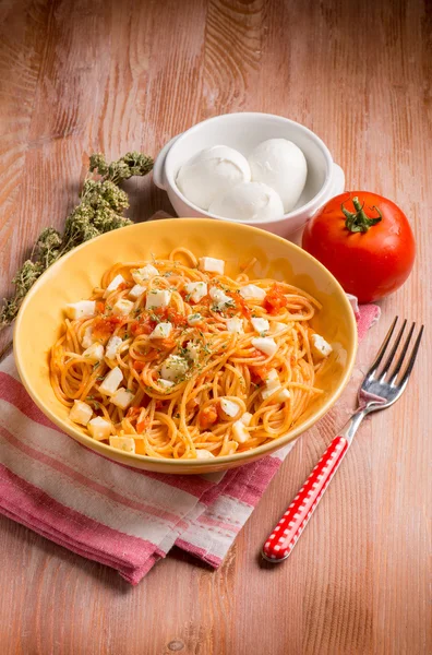 Spagetti buffalo Mozzarella peyniri domates ve kekik ile — Stok fotoğraf