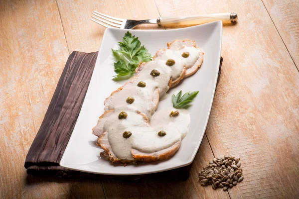 Vitello tonnato - cielęcina z sosem z tuńczyka i kaparami — Zdjęcie stockowe