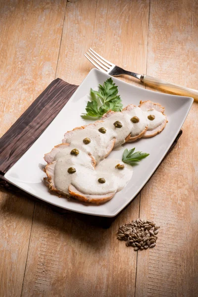 维泰 tonnato-金枪鱼酱和刺山柑小牛肉 — 图库照片