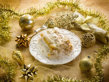 makarna altın Noel masa üzerinde