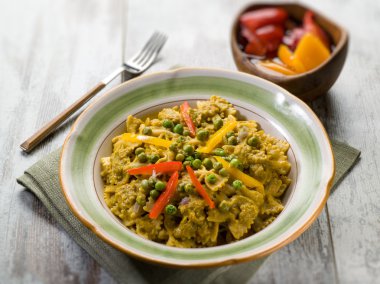 kırmızı biber ve bezelye, seçici odak ile makarna