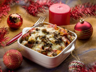fırın makarna kırmızı Noel masa üzerinde