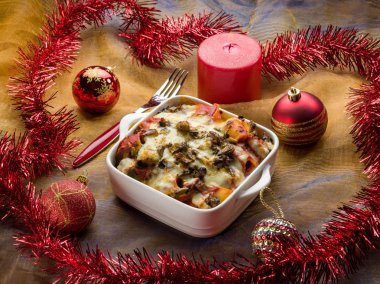 fırın makarna kırmızı Noel masa üzerinde