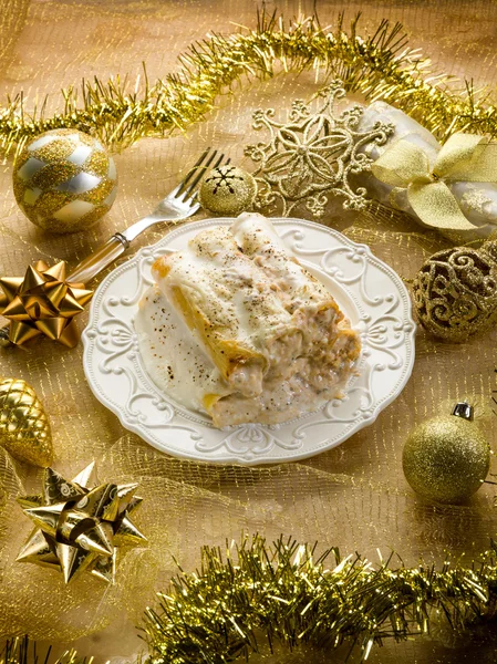Cannelloni over golden christmas table — Stock Photo, Image