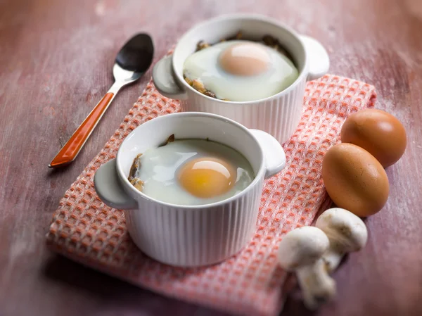 Huevos con setas, enfoque selectivo — Foto de Stock